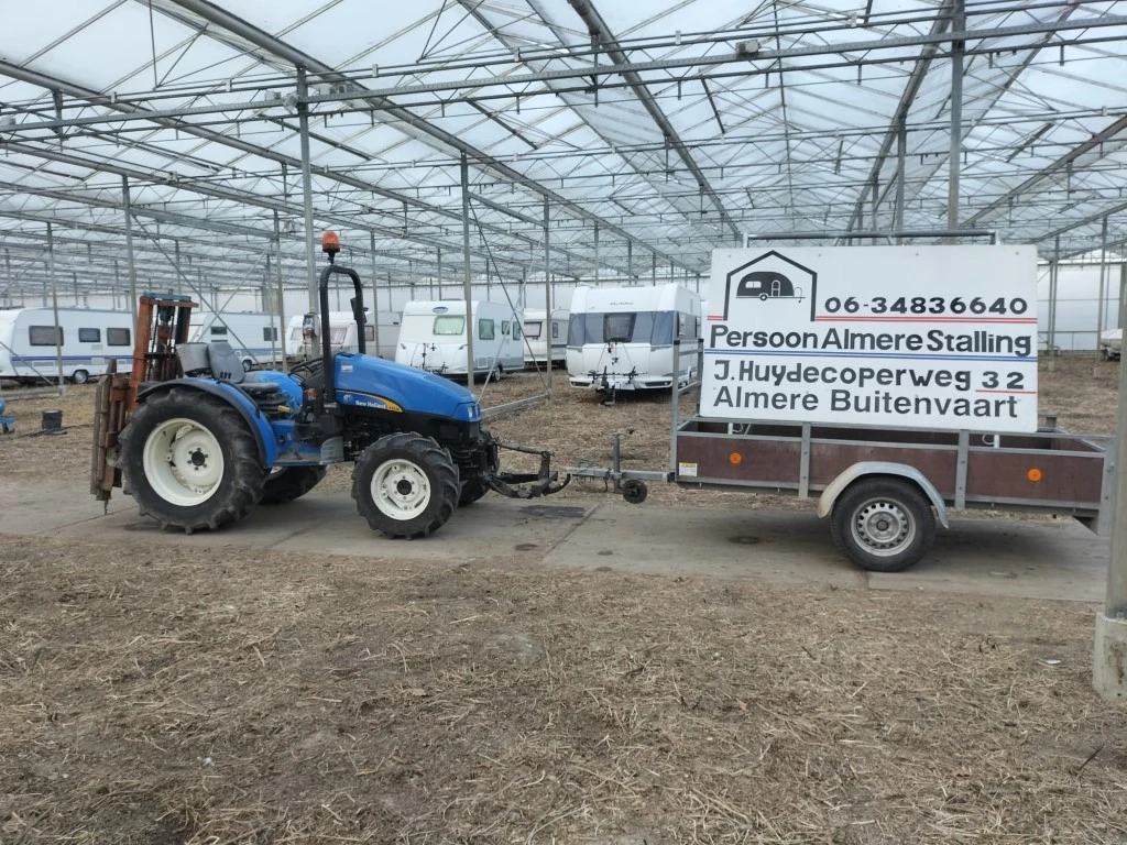 Caravan met heftruck