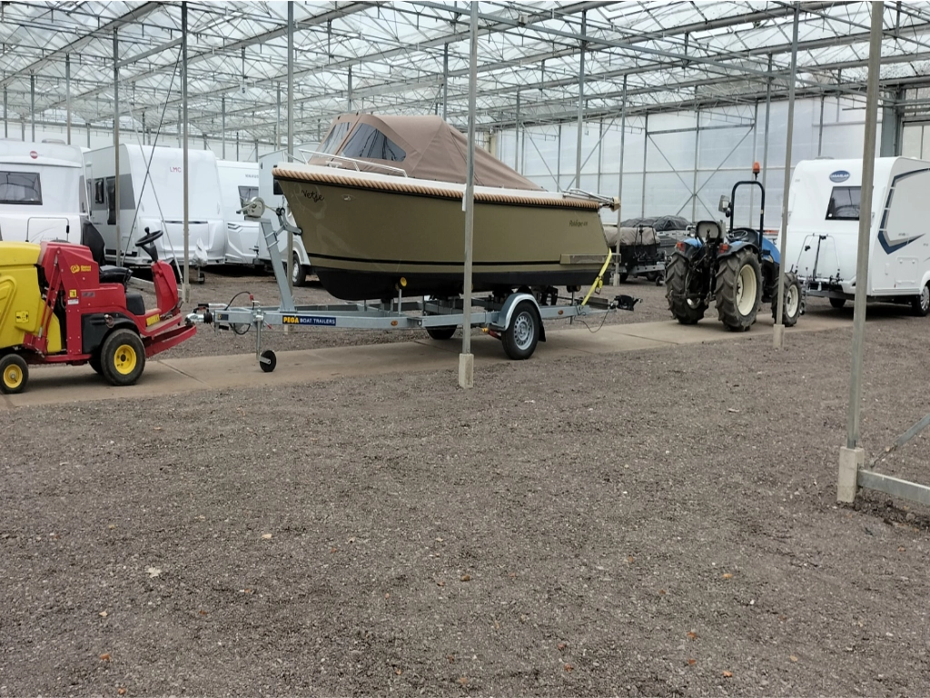 trekker,boot en grasmaaier